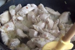 название картинки Жареное куриное филе на сковороде с луком