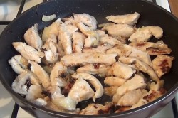 название картинки Жареное куриное филе на сковороде с луком