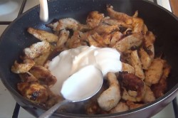 название картинки Жареное куриное филе на сковороде с луком