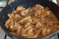 название картинки Жареное куриное филе на сковороде с луком