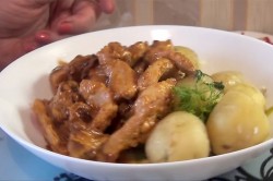 название картинки Жареное куриное филе на сковороде с луком