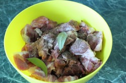 Жареное маринованное мясо на сковороде