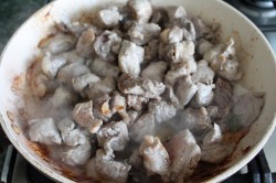 Жареное маринованное мясо на сковороде