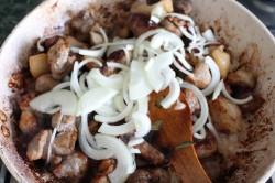 Жареное маринованное мясо на сковороде