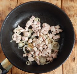 название картинки Жареное мясо с луком на сковороде