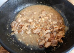 название картинки Жареное мясо с луком на сковороде