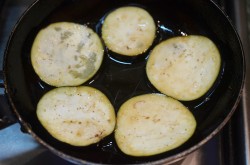 название картинки Жареные баклажаны с помидорами и чесноком