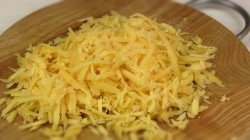 Жареные бутерброды с сыром и луком - шаг 3 Жареные бутерброды с сыром и луком - шаг 3