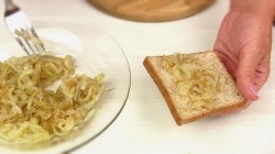 Жареные бутерброды с сыром и луком - шаг 4 Жареные бутерброды с сыром и луком - шаг 4