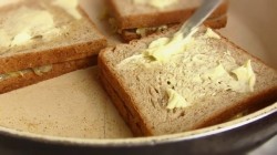 Жареные бутерброды с сыром и луком - шаг 7 Жареные бутерброды с сыром и луком - шаг 7