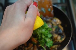 Жареные грибы шампиньоны с чесноком