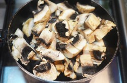 Жареные грибы шампиньоны с чесноком