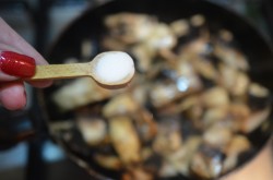 Жареные грибы шампиньоны с чесноком