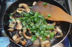 Жареные грибы шампиньоны с чесноком