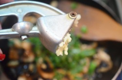 Жареные грибы шампиньоны с чесноком