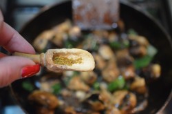 Жареные грибы шампиньоны с чесноком