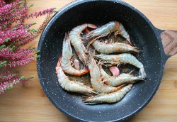 Жареные креветки в панцире с чесноком