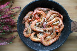 Жареные креветки в панцире с чесноком