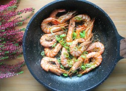 Жареные креветки в панцире с чесноком