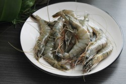 Жареные креветки в панцире с чесноком