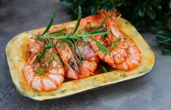 Жареные креветки в панцире с чесноком