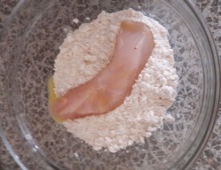 Жареные куриные грудки в кляре из муки и яйца со специями