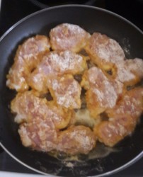 Жареные куриные грудки в кляре из муки и яйца со специями