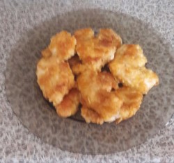 Жареные куриные грудки в кляре из муки и яйца со специями