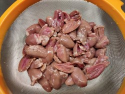 Жареные куриные сердечки на сковороде с луком