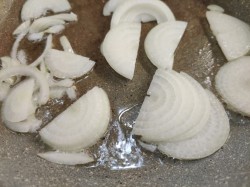 Жареные куриные сердечки на сковороде с луком