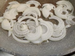 Жареные куриные сердечки на сковороде с луком