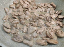 Жареные куриные сердечки на сковороде с луком