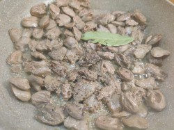 Жареные куриные сердечки на сковороде с луком