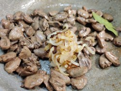 Жареные куриные сердечки на сковороде с луком