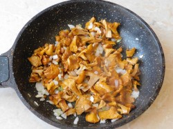 название картинки Жареные лисички с картошкой и укропом на сковороде