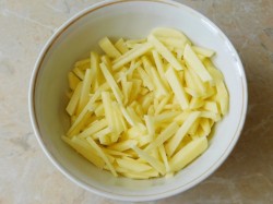 название картинки Жареные лисички с картошкой и укропом на сковороде