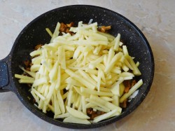 название картинки Жареные лисички с картошкой и укропом на сковороде