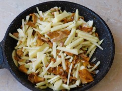 название картинки Жареные лисички с картошкой и укропом на сковороде