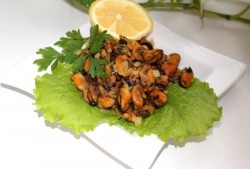 Жареные мидии с луком