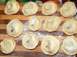 Жареные пельмени на сковороде