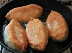 Пирожки из теста без дрожжей на сковороде