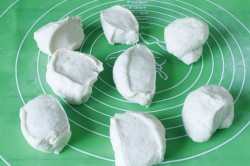 название картинки Жареные пирожки на сковороде на молоке