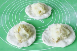 название картинки Жареные пирожки на сковороде на молоке