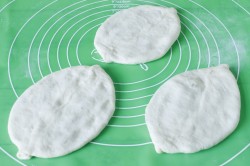 название картинки Жареные пирожки на сковороде на молоке