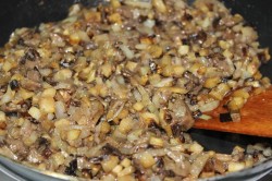 Жареные пирожки с баклажанами мясом и грибами