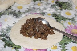 Жареные пирожки с баклажанами мясом и грибами