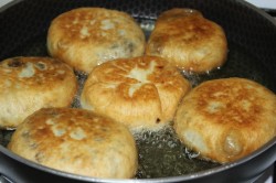 Жареные пирожки с баклажанами мясом и грибами