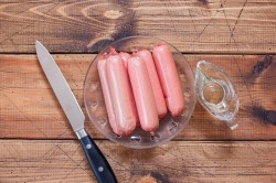 Жареные сосиски на сковороде