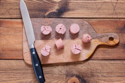 Жареные сосиски на сковороде