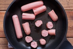 Жареные сосиски на сковороде